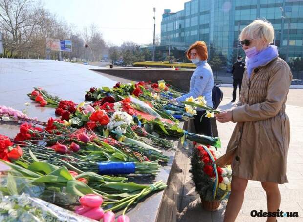 Одесситы возлагают цветы к памятнику Крылья Победы