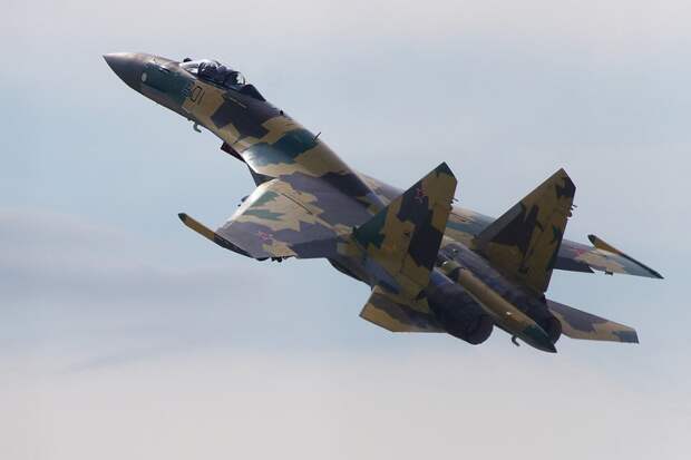 Перехват американского самолета-шпиона российским Су-35 попал на видео
