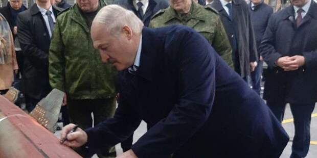 Лукашенко призвал не &quot;вставать перед Россией на колени&quot;