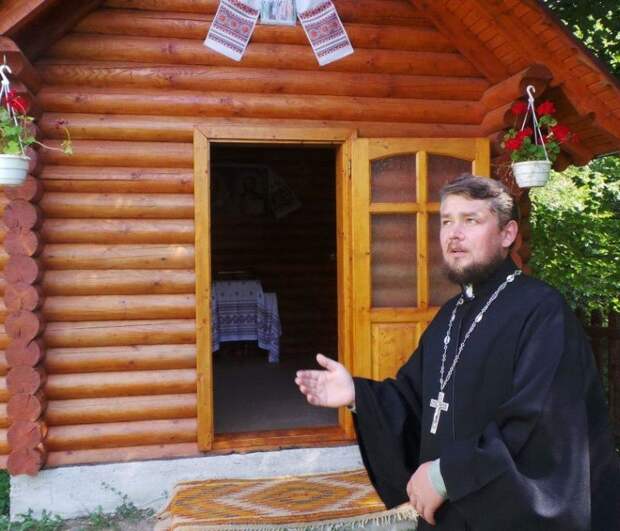 Священник Игорь Слисаренко возле часовни святого Трифона