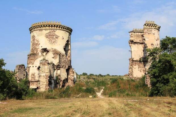 Разрушающийся Червоногородский замок местные жители требуют вернуть в госсобственность