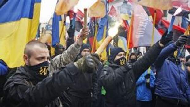 Инакомыслие в стране теперь запрещено: радикалы Украины запугивают население в угоду режиму