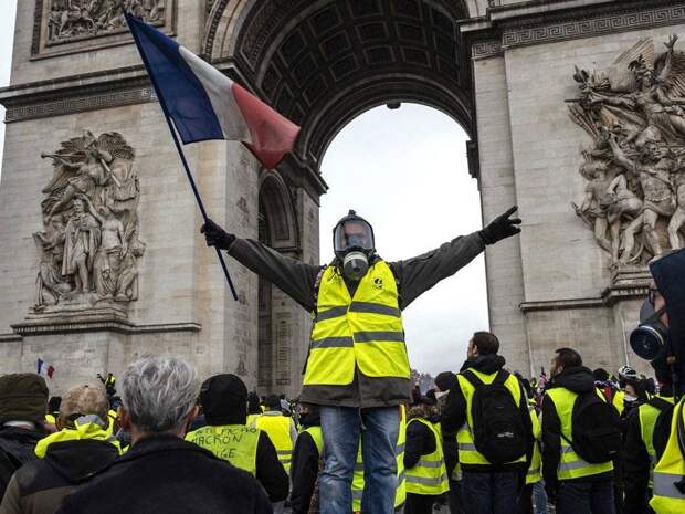 Тень Французской революции нависла над Парижем: протесты нарастают