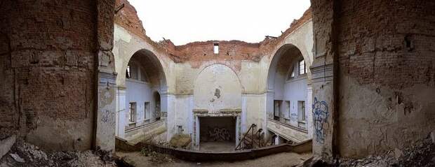 Фрагмент разрушенной центральной части бывшего Полтавского Петровского кадетского корпуса. Современный вид