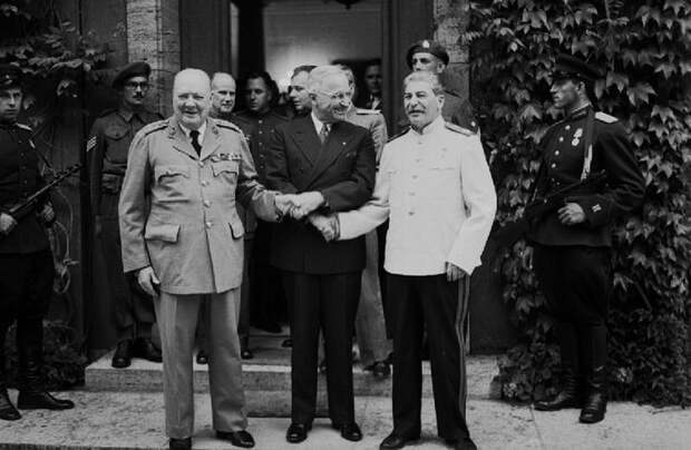 Один из первых протокольных снимков участников Потсдамской конференции. Черчилль, Трумэн и Сталин ещё демонстрируют на камеру своё единство