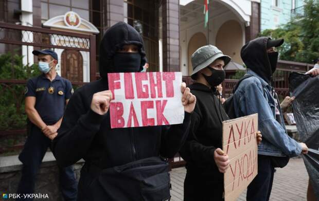 Акции возле посольства Белоруссии в Киеве