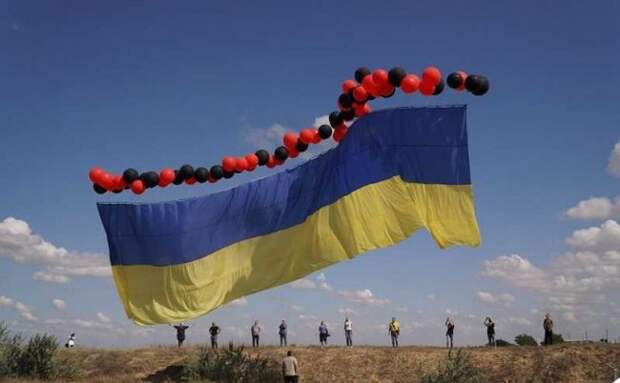 Украинский флаг не смог долететь до Крыма...