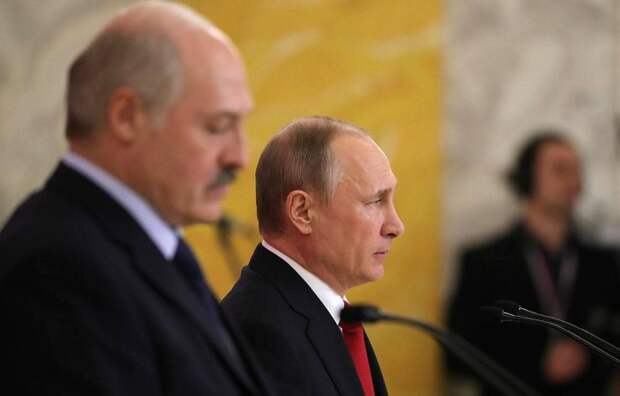 DW: Свергает ли Путин Лукашенко или помогает ему?