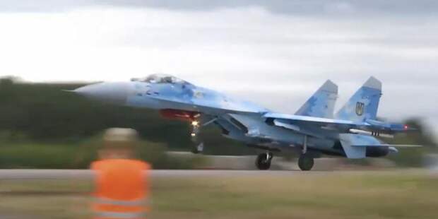 Истребитель ВВС Украины снес дорожный знак и скрылся