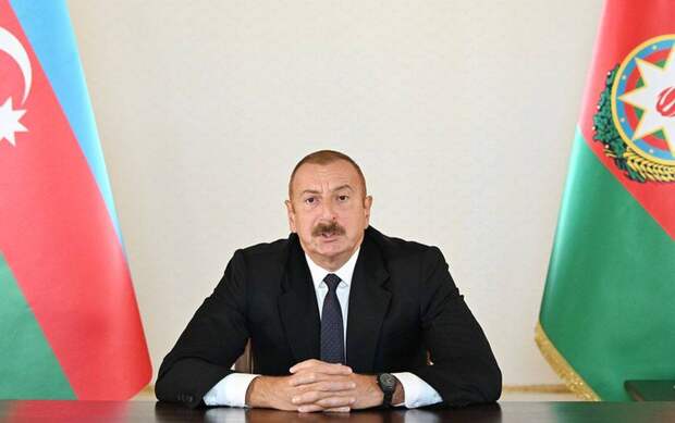 Баку вводит военное положение, Ереван хочет признать независимость Карабаха