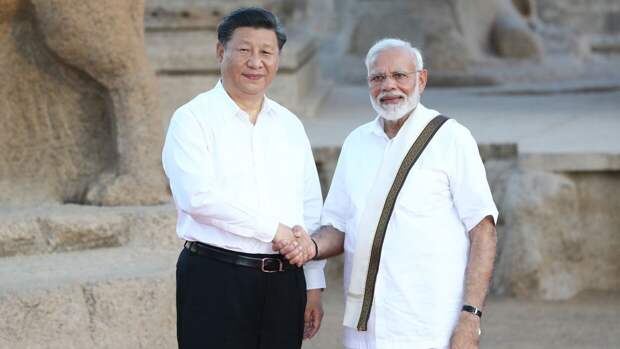 Председатель КНР Си Цзиньпин и премьер-министр Индии Нарендра Моди во время встречи в Махабалипураме