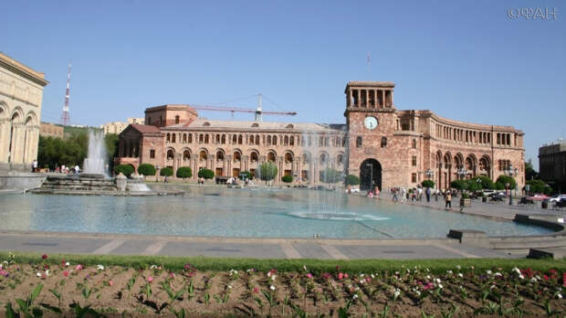 Площадь Республики — центральная площадь Еревана со зданием правительства Армении (на заднем плане)