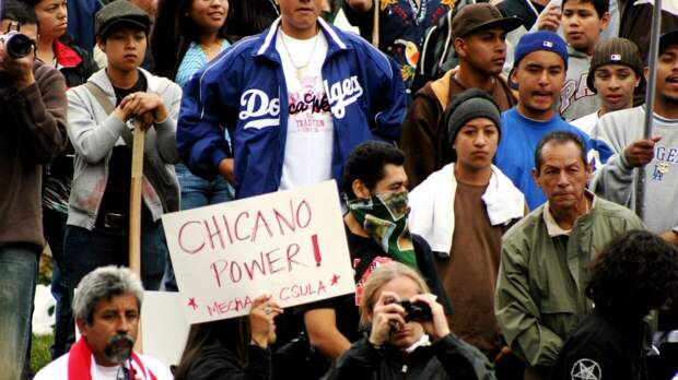 Митингующие в США с плакатом «Власть чикано!»