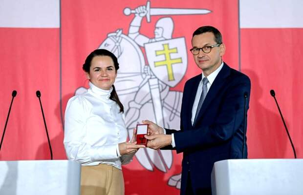 Премьер Польши вручил Тихановской ключи от «альтернативного посольства» в Варшаве