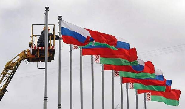 Конец «многовекторности»: остается ли у Лукашенко пространство для маневра?