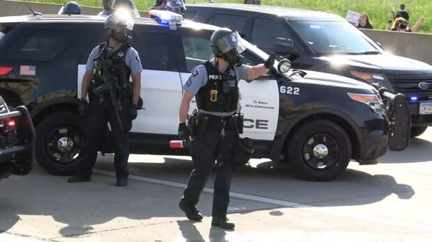 Полиция на Западе для разгона демонстраций вооружилась вонью и СВЧ-пушками