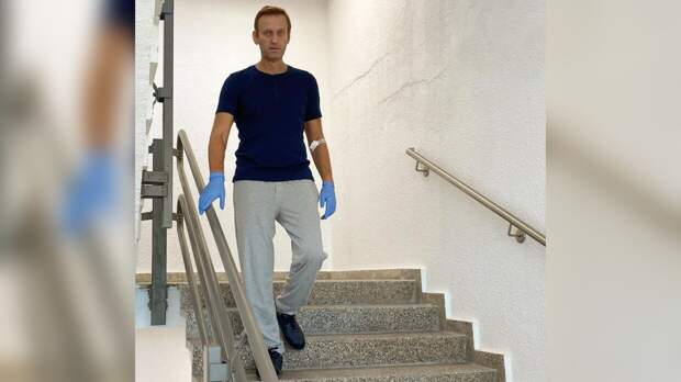 Новое фото Навального напомнило Соловьеву бегущего по лестнице Ефремова