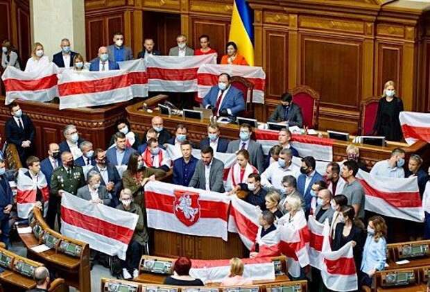 В Раде депутаты активно поддерживают белорусские протесты под БЧБ-флагами, видя в них антироссийское содержание