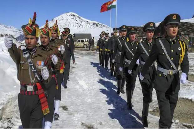 Индийские и китайские войска у пограничного поста в Гималаях.