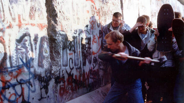 Жители Берлина ломают стену