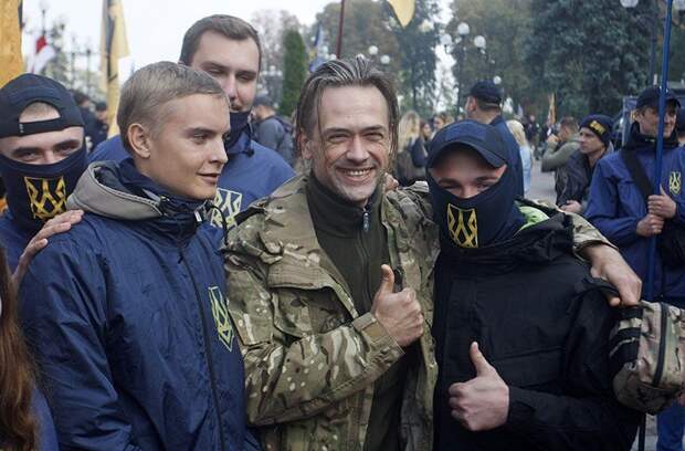 Как сбежавший на Украину российский актер Анатолий Пашинин, целует руки бандеровцам и бомжует