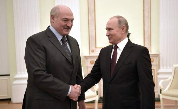 Взгляд с Запада: Путину выгоднее сотрудничать с Тихановской, чем Лукашенко