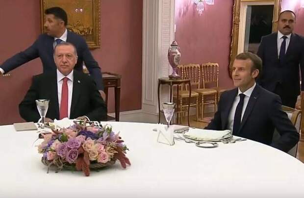 Эрдоган посоветовал Макрону сходить к психотерапевту, Париж отозвал посла