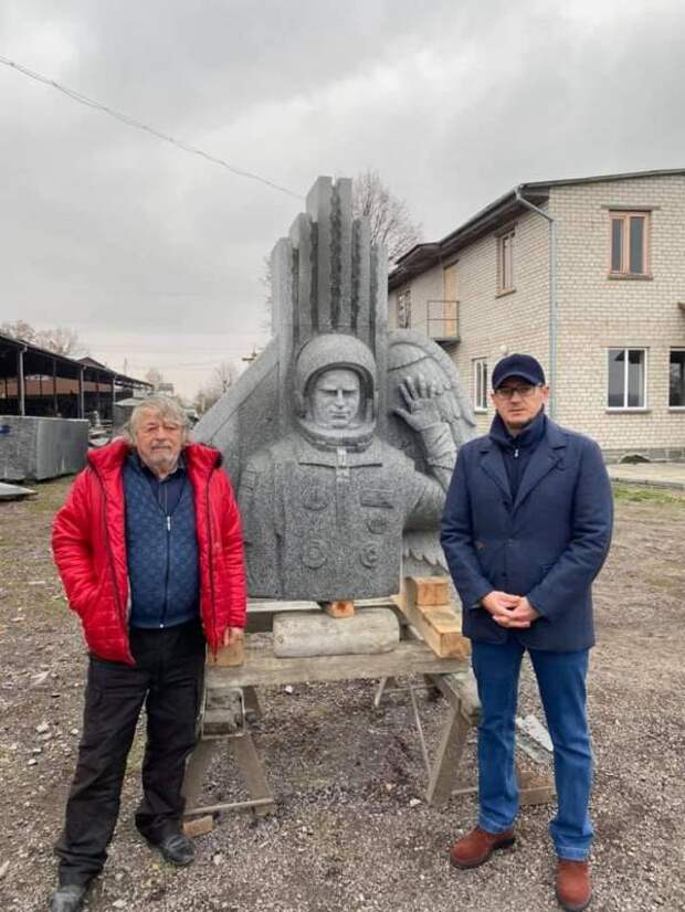 «Во дворе дети из песка лучше ваяют»: в сети не все позитивно оценили памятник первому украинскому космонавту, ставшему депутатом