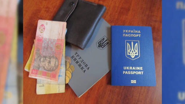 Украинцы назло Киеву продолжают получать российское гражданство в Крыму