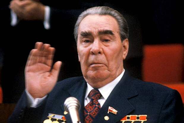 А ведь он старее Брежнева: Америке с Байденом вспомнили иронию о «престарелых» советских генсеках