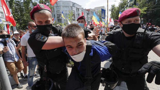Киев под страхом тюрьмы требует от всех СМИ называть Россию врагом