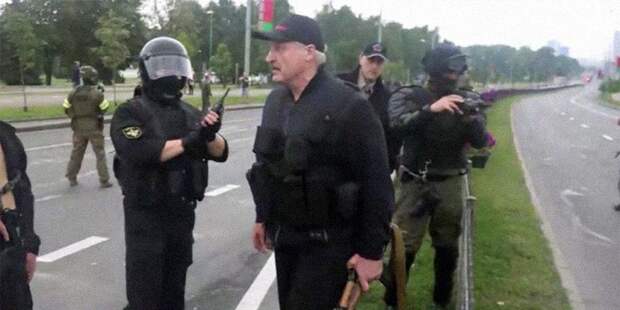 &quot;Серьезно, с автоматом?&quot;: появилось видео, на котором охранявшие Лукашенко омоновцы смеются над ним