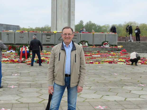 Андрей Яковлев у памятника советским воинам-освободителям Риги и Латвии от немецко-фашистских оккупантов 9 мая 2020 года