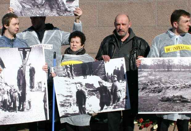 Алла Березовская (в центре) в пикете против шествия в честь легионеров двух латвийских дивизий Waffen SS в Риге 16 марта 2015 года