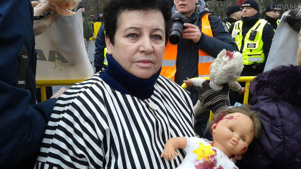 Одна из задержанных СГБ Алла Березовская. На снимке журналистка пикетирует шествие в честь легионеров двух латвийских дивизий Waffen SS в центре Риги 16 марта 2019 года