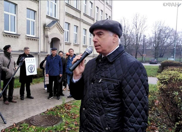 Виктор Гущин во время пикета в защиту подсудимого русского профессора Александра Гапоненко
