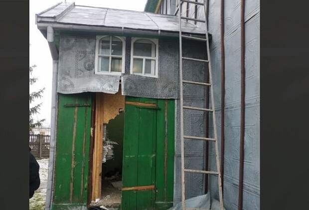 Сломанная при попытке захвата дверь храма в Михальче
