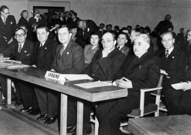 Члены делегации УССР на I сессии Генассамблеи ООН. Справа налево: Д.С. Мануильский, Н.П. Бажан, А.Война, Н.Н. Петровский
