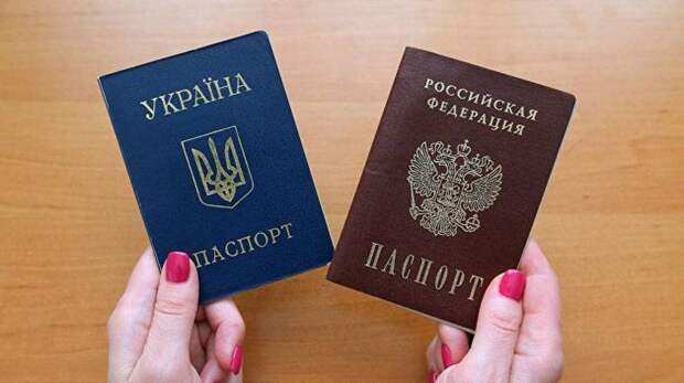 Очередь и лимиты: украинцы не поверили заявлениям о «насильной» выдаче паспортов РФ в Крыму и на Донбассе