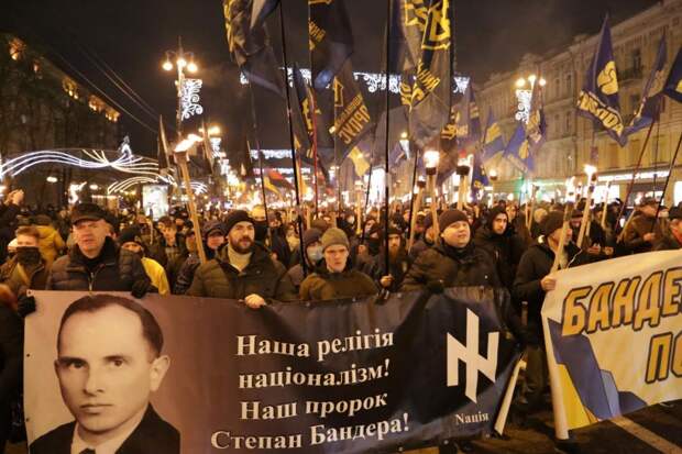 Украинским националистам марши в честь Бандеры заменяют новогодние хороводы