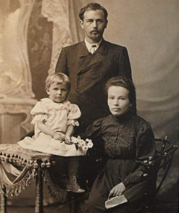 Николай Леонтович, автор «Щедрика», с женой и дочкой