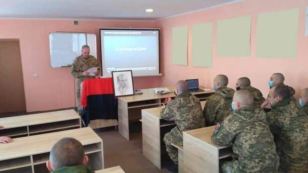 Капеллан Вронский читает воякам лекцию о Бандере