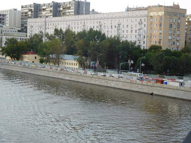 Из этого здания на противоположном берегу Москва-реки велось наблюдение за квартирой Пеньковского