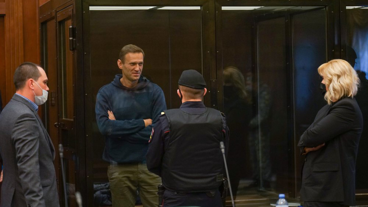 По решению суда Навальный должен провести в колонии 2 года и 8 месяцев