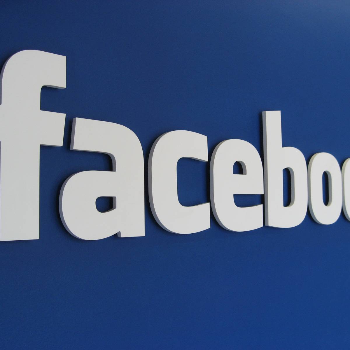 Можно ли заставить Facebook действовать по нашим законам?