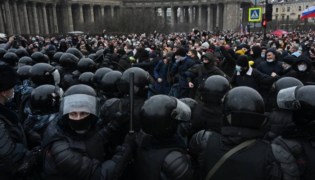 Незаконный митинг в поддержку Навального в Петербурге 23 января