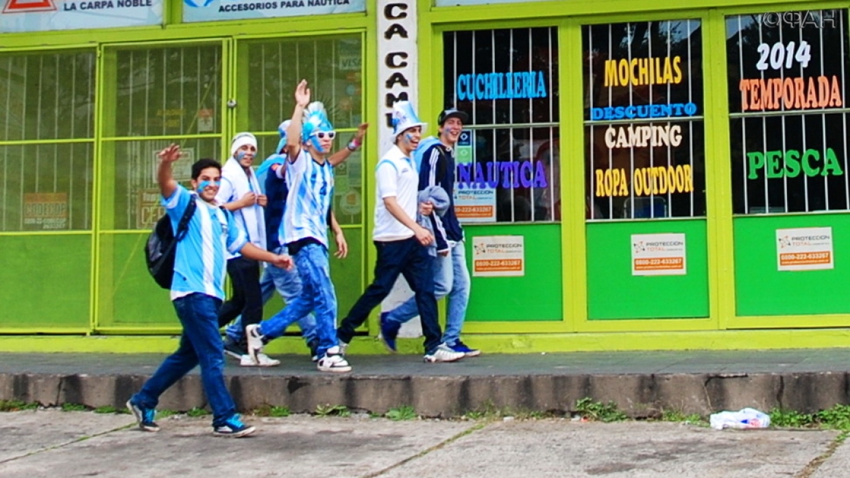 Аргентинские подростки, оставшись без школы и Интернета, идут на футбол