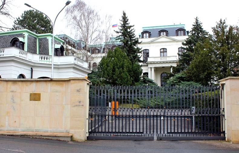 Чехия высылает 63 сотрудника посольства России