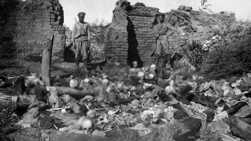 Русские солдаты над останками заживо сожженных армян в деревне Шейхалан, 1915 год