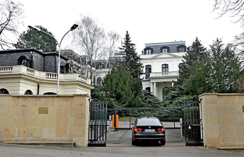 Власти Праги потребовали отнять у России часть территории посольства